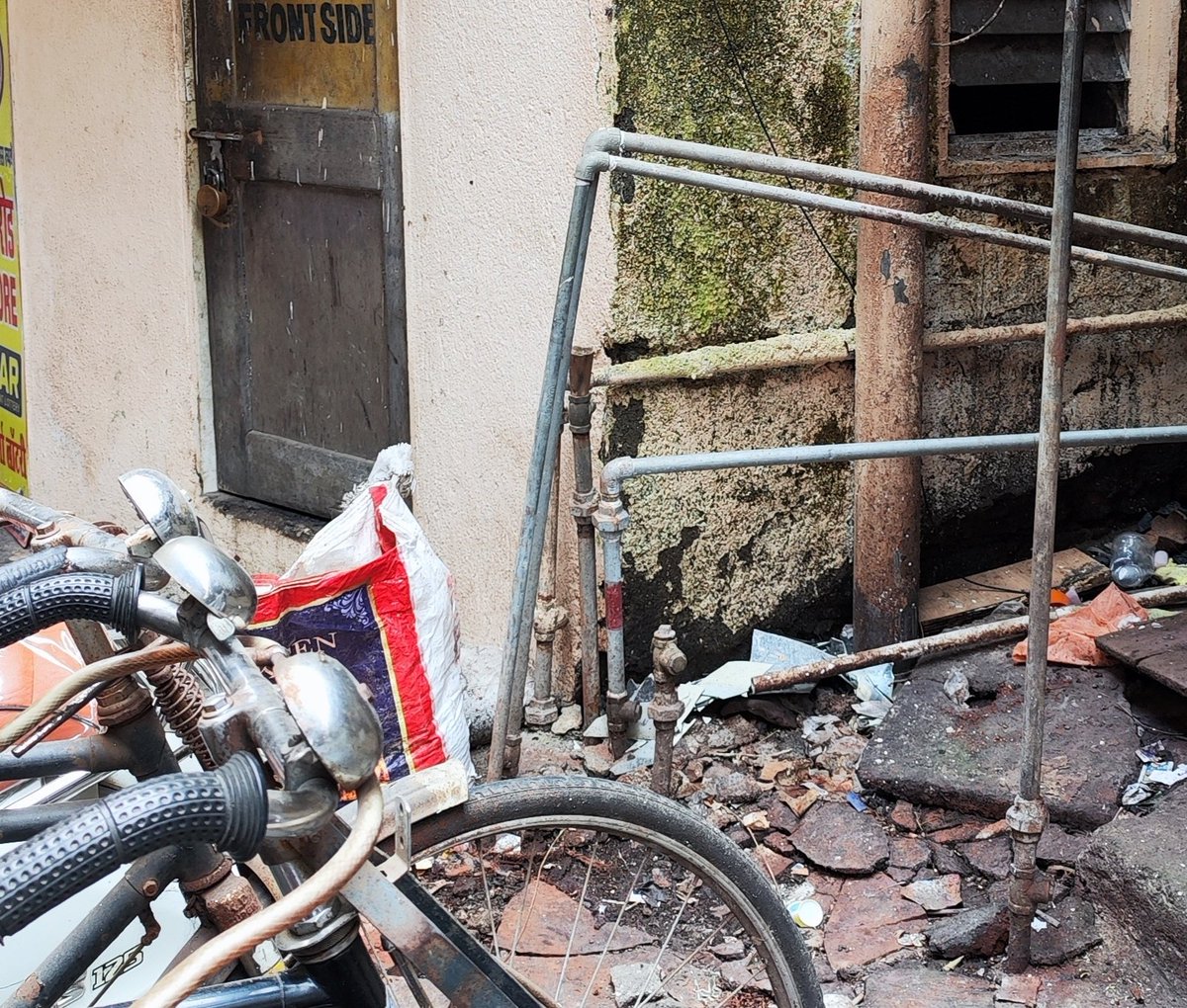 maheshs54983740's tweet photo. @mybmc This is to bring to your notice about illegally put up water pipelines and hanging wires of internet service, have added to the beauty of  1'st fofalwadi, kalbadevi road, near house galli of bldg no 3. I request to clear this matter at the earliest🙏
#swacha mumbai https://t.co/Y8CkuEWfnT