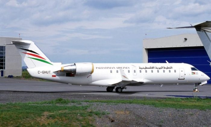 GerryS's tweet photo. Tahukah anda bahwa selain memiliki Bandara, Palestina juga sempat memiliki airline?

Palestinian Airlines, maskapai harapan kedaulatan dan kemerdekaan, yang terusir dan akhirnya punah.
Berbeda dengan Gaza Airport yang didirikan setelah Oslo Agreement II (Taba Agreement) di September 1995, Palestinian Airlines di didirikan pada 1 Januari 1995. Berdirinya Palestinian Airlines dikarenakan pihak Palestina yakin bahwa kesepakatan dengan Israel akan tiba dengan negosiasi yang berjalan. Maskapai ini mulai operasi menggunakan Boeing 727-200 di Juni 1997 dengan penerbangan charter Umroh dari Port Said (Mesir) ke Jeddah, yang kemudian diikuti dengan penerbangan berjadwal 1 bulan kemudian, antara El Arish (Mesir) ke Jeddah (Saudi Arabia) dan Amman (Yordania). Pesawat 727 kedua mulai terbang untuk Palestinian Airlines di Mei 1998.
Setelah bandara Gaza dibuka, pusat operasi maskapai pindah kesana. Meskipun krisis melanda Palestina dan bandara Gaza ditutup akibat Intifadah-al-Aqsha yang mengakibatkan mereka harus kembali beroperasi dari El Arish di Mesir, maskapai terus berkembang hingga ke berbagai destinasi, dari Larnaca (Cyprus) hingga Dubai (UAE). Namun di tahun 2005 maskapai harus berhenti operasi hingga 2012. Sejak 2012, maskapai ini terus beroperasi namun kondisi keuangan yang semakin sulit mengakibatkan berhentinya kesepakatan leasing dengan Niger Airlines untuk 2 Fokker F-50 di September 2020 dimana kedua pesawat itu ditawarkan untuk dijual. Di bulan Desember 2020 Palestinian Airlines dilikuidasi oleh Palestinan Autority karena pesimis akan masa depan maskapai dan situasi kondisi hubungan Palestina-Israel.
Selain Boeing 727 dan Fokker 50, Palestinian Airlines juga sempat memesan pesawat Bombardier Dash-8-300 dan Bombardier CRJ, namun CRJnya terkena masalah (kontrak pembelian dan pembayaran) sebelum bisa beroperasi.
Sama seperti bandara Gaza, simbol harapan kemerdekaan dan kedaulatan penerbangan Palestina ini juga akhirnya punah. Namun berbeda dengan bandara Gaza, Palestinian Airlines tidak hanya lahir dari sebuah harapan perdamaian, tetapi meskipun tanah airnya bergejolak dan dunia terguncang pandemi Covid-19, ia tetap beroperasi dan bertahan hidup demi membawa bendera Palestina terus mengangkasa hingga titik akhir.

------
Terima kasih sudah membaca post ini.
Jika anda ingin mendukung saya untuk menulis artikel seperti ini, anda bisa subscribe ke Twitter/X saya, atau memberikan donasi di https://t.co/yfis7wWZc7 
Artikel-artikel untuk subscribers juga available di Trakteer. More articles is coming there too!