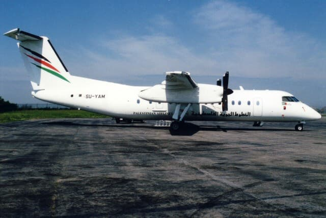 GerryS's tweet photo. Tahukah anda bahwa selain memiliki Bandara, Palestina juga sempat memiliki airline?

Palestinian Airlines, maskapai harapan kedaulatan dan kemerdekaan, yang terusir dan akhirnya punah.
Berbeda dengan Gaza Airport yang didirikan setelah Oslo Agreement II (Taba Agreement) di September 1995, Palestinian Airlines di didirikan pada 1 Januari 1995. Berdirinya Palestinian Airlines dikarenakan pihak Palestina yakin bahwa kesepakatan dengan Israel akan tiba dengan negosiasi yang berjalan. Maskapai ini mulai operasi menggunakan Boeing 727-200 di Juni 1997 dengan penerbangan charter Umroh dari Port Said (Mesir) ke Jeddah, yang kemudian diikuti dengan penerbangan berjadwal 1 bulan kemudian, antara El Arish (Mesir) ke Jeddah (Saudi Arabia) dan Amman (Yordania). Pesawat 727 kedua mulai terbang untuk Palestinian Airlines di Mei 1998.
Setelah bandara Gaza dibuka, pusat operasi maskapai pindah kesana. Meskipun krisis melanda Palestina dan bandara Gaza ditutup akibat Intifadah-al-Aqsha yang mengakibatkan mereka harus kembali beroperasi dari El Arish di Mesir, maskapai terus berkembang hingga ke berbagai destinasi, dari Larnaca (Cyprus) hingga Dubai (UAE). Namun di tahun 2005 maskapai harus berhenti operasi hingga 2012. Sejak 2012, maskapai ini terus beroperasi namun kondisi keuangan yang semakin sulit mengakibatkan berhentinya kesepakatan leasing dengan Niger Airlines untuk 2 Fokker F-50 di September 2020 dimana kedua pesawat itu ditawarkan untuk dijual. Di bulan Desember 2020 Palestinian Airlines dilikuidasi oleh Palestinan Autority karena pesimis akan masa depan maskapai dan situasi kondisi hubungan Palestina-Israel.
Selain Boeing 727 dan Fokker 50, Palestinian Airlines juga sempat memesan pesawat Bombardier Dash-8-300 dan Bombardier CRJ, namun CRJnya terkena masalah (kontrak pembelian dan pembayaran) sebelum bisa beroperasi.
Sama seperti bandara Gaza, simbol harapan kemerdekaan dan kedaulatan penerbangan Palestina ini juga akhirnya punah. Namun berbeda dengan bandara Gaza, Palestinian Airlines tidak hanya lahir dari sebuah harapan perdamaian, tetapi meskipun tanah airnya bergejolak dan dunia terguncang pandemi Covid-19, ia tetap beroperasi dan bertahan hidup demi membawa bendera Palestina terus mengangkasa hingga titik akhir.

------
Terima kasih sudah membaca post ini.
Jika anda ingin mendukung saya untuk menulis artikel seperti ini, anda bisa subscribe ke Twitter/X saya, atau memberikan donasi di https://t.co/yfis7wWZc7 
Artikel-artikel untuk subscribers juga available di Trakteer. More articles is coming there too!