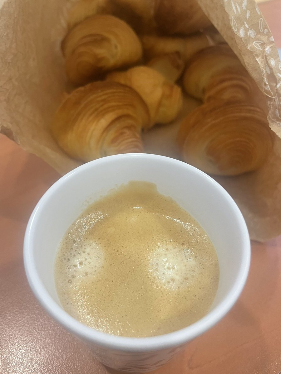 StphanieLepell1's tweet image. Quand on passe des journées difficiles au lycée…rien de mieux pour rebooster les équipes et les remercier ❤️
#QVT #perdir2022