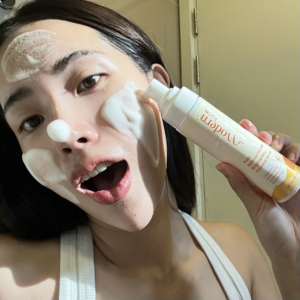 peoriaacnk's tweet photo. อย่างแรกที่ทำหลังจากกลับถึงห้องเลยคือล้างหน้าด้วย yuzu natural flower brightening mousse foam จาก modernface เป็นมูสโฟมที่หอมกลิ่นส้มยูสุที่สุดดด🥰🍊🧡 เราชอบใช้ตัวนี้เพราะเห็นว่าเค้ามีสารสกัดดอกไม้สีขาวที่ทำให้ผิวกระจ่างใสขึ้นด้วย Must have Item สุดๆ✨ #modernface #moussefoam https://t.co/LIUHt9w8iZ