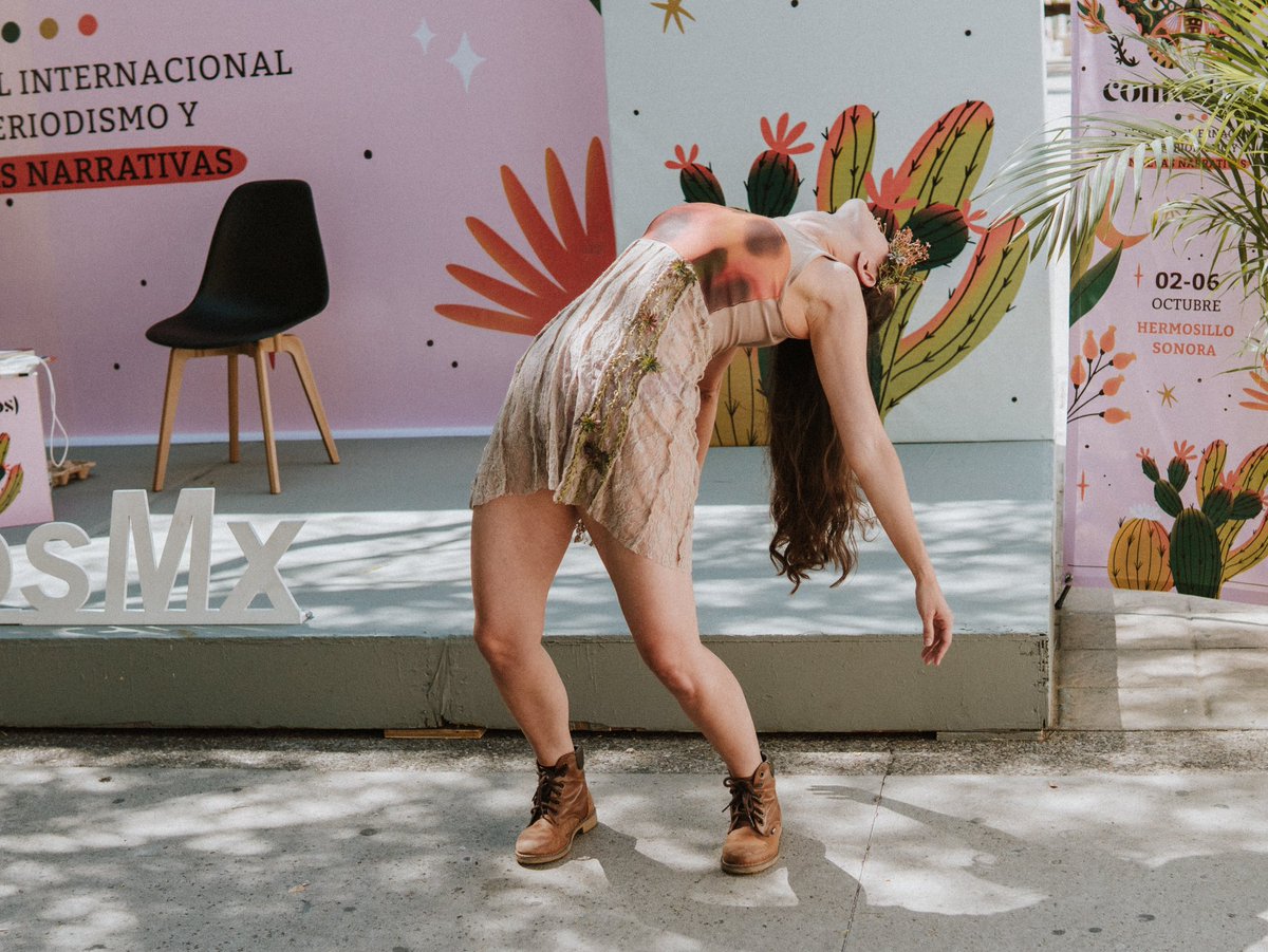 ContarnosMx's tweet photo. Uno de los momentos más mágicos de esta edición fue el performance que acompañó la narración de fragmentos del libro ‘Fruto’ de @DanielareaRea ❤️

Qué hermosa manera de #contarnos sobre el Periodismo de la escucha y cómo cuidarnos y ser conscientes de lo que implica cuidar a otrxs. ¡Gracias!