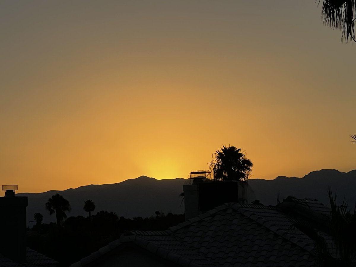 elguerolanchero's tweet photo. #vegas #sunset #orangeview Another 4 of a kind from Vegas https://t.co/mloXMtalYC