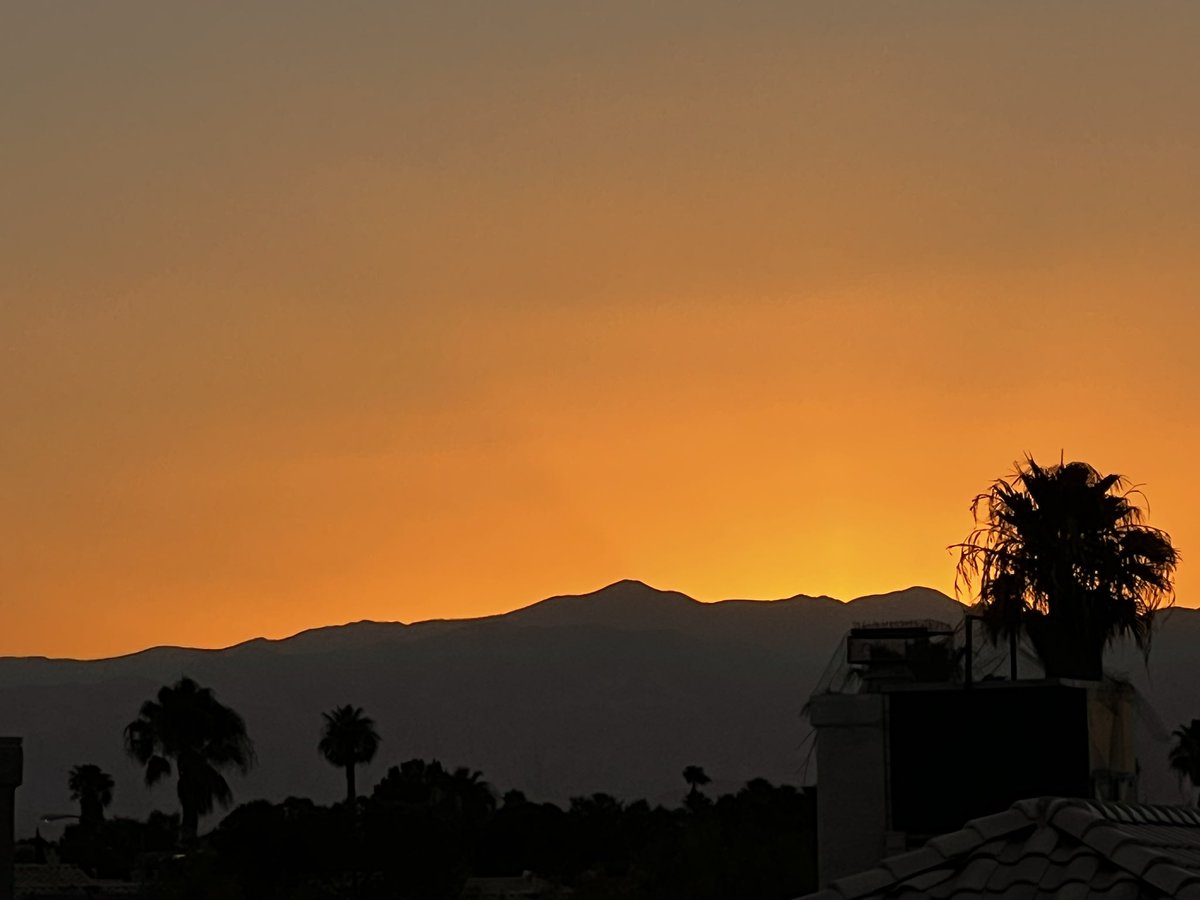 elguerolanchero's tweet photo. #vegas #sunset #orangeview Another 4 of a kind from Vegas https://t.co/mloXMtalYC