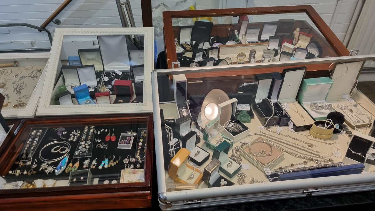 RTFairs's tweet photo. Keston Village Hall Antiques, Vintage and Collectable Fair back on 5th November 9.30am - 2.30pm. Admission £1.50 (Trade / early bird 9am £2.00). New traders / new stock.
#antiques #keston #bromleycommon #bromley #chislehurst #locksbottom #vintage #retro #collectables #PettsWood https://t.co/5wcT67c5yJ