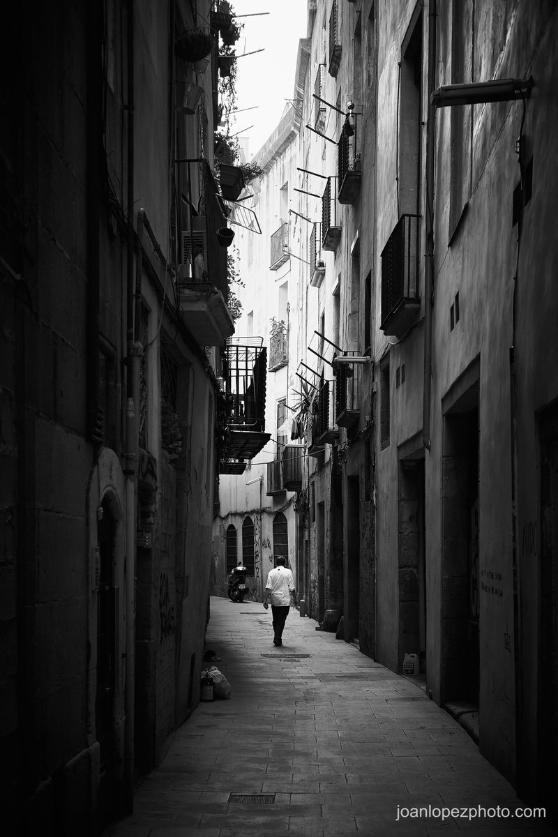 joanlopezphoto's tweet photo. #Alley that curves and narrows
๐ธ Fujifilm X-T4
๐ท Fujinon XF 35mm F2 R WR
โ๏ธ ISO 160 - f/4.0 - Shutter 1/320
#barcelona #city #street #streetphotography #streetphotographer #urban #urbanphotography #bicycles #clotheslines #balconies #lightbulbs #motorbike #storytelling #storytellingphotography #blackandwhite #blackandwhitephotography #photographer #photography #storyofthestreet #street_storytelling #streetlife #streetstorytelling #streetstories #captureonepro #fujifilm #fujifilm_xseries #fujifilmxt4 #fujixt4 #xt4