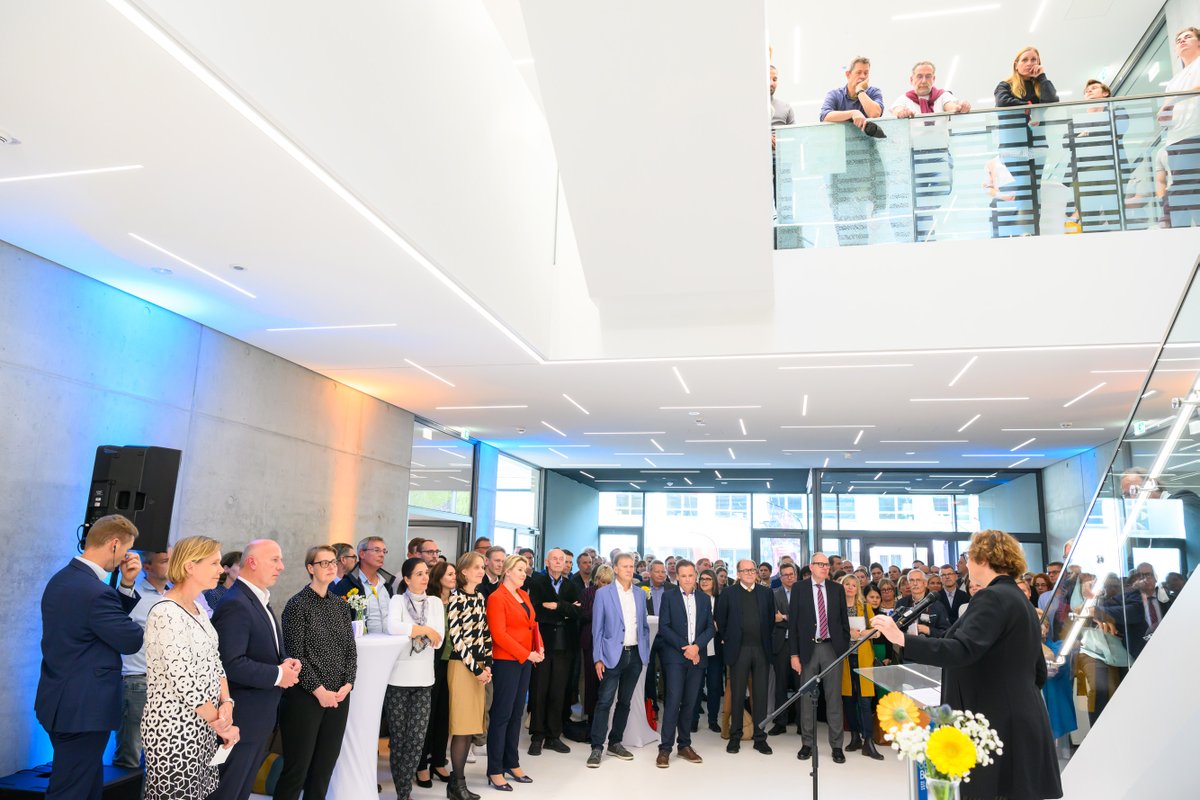 SenWGP's tweet photo. .@campusbuch wurde der #BerlinBioCube, das neue Gründer:innenzentrum für #startups aus dem Life-Science-Bereich, feierlich eröffnet. Mit dabei: Wissenschaftssenatorin Dr. @CzyIna, der Regierende Bürgermeister @kaiwegner u. Wirtschaftssenatorin @FranziskaGiffey 🧵 https://t.co/P7Prs5IWaT