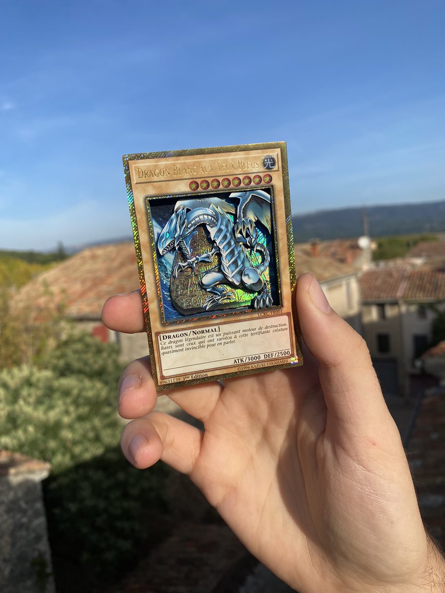 pierrotcards's tweet photo. Bon le Twitter fame project ca marche pas 😂 

Alors voilà un dragon blanc aux yeux bleus 

Je donne un fragment de mon âme pour chaque RT https://t.co/HoITwNFB40