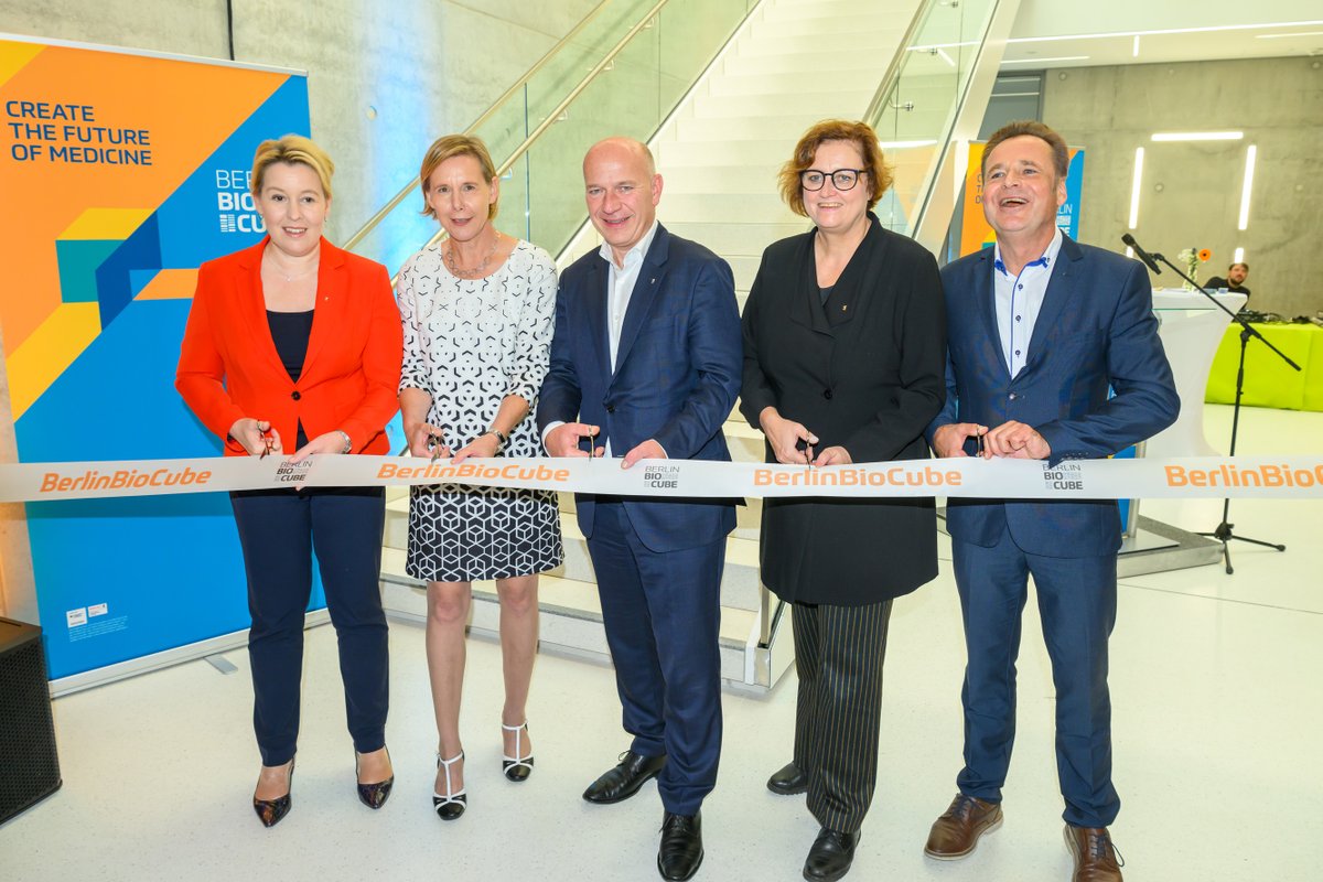 SenWGP's tweet photo. .@campusbuch wurde der #BerlinBioCube, das neue Gründer:innenzentrum für #startups aus dem Life-Science-Bereich, feierlich eröffnet. Mit dabei: Wissenschaftssenatorin Dr. @CzyIna, der Regierende Bürgermeister @kaiwegner u. Wirtschaftssenatorin @FranziskaGiffey 🧵 https://t.co/P7Prs5IWaT