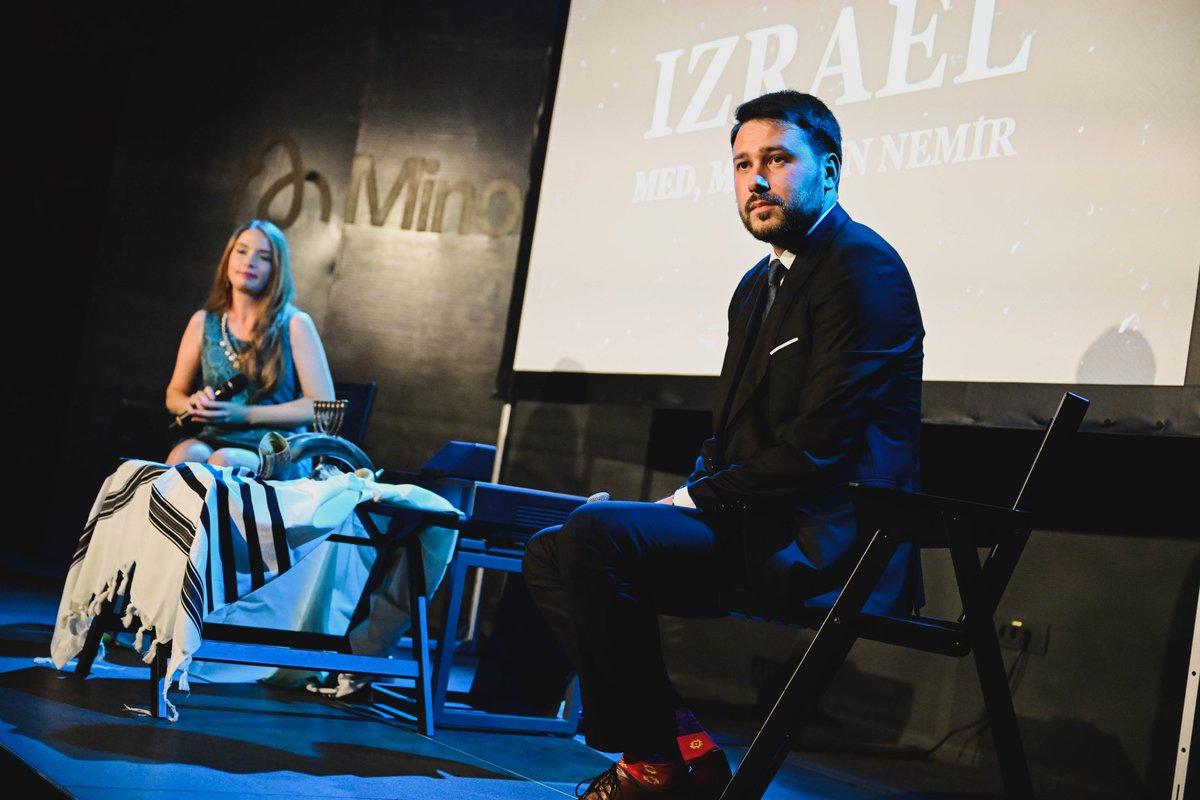 | Izrael v vojni | 🇮🇱

Veseli me, da smo znova napolnili dvorano. Tokrat Sodni stolp v Mariboru, kjer je po ogledu mojega dokumentarnega prvenca potekal še pogovor, ki ga je vodila <a href="/VPlaskan/">Valentina Plaskan</a>. 

Za odlične fotografije 📸
je poskrbel <a href="/markopigac/">Marko Pigac</a>. 

<a href="/SinagogaMaribor/">Sinagoga Maribor</a>