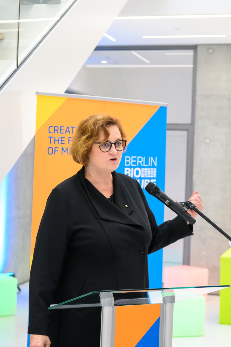 SenWGP's tweet photo. .@campusbuch wurde der #BerlinBioCube, das neue Gründer:innenzentrum für #startups aus dem Life-Science-Bereich, feierlich eröffnet. Mit dabei: Wissenschaftssenatorin Dr. @CzyIna, der Regierende Bürgermeister @kaiwegner u. Wirtschaftssenatorin @FranziskaGiffey 🧵 https://t.co/P7Prs5IWaT