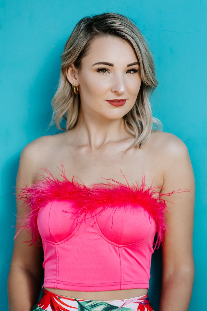 Was this photo taking in studio or outdoors? Natural light or flash?

Watch my new video to find out. 

youtu.be/ctV6DsdsXDA?si…