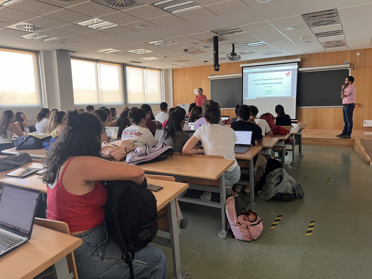 EstelaGuRo's tweet photo. 📚Impartiendo clase en la Facultad d Veterinaria,en ciencia y tecnologia d los alimentos @UABBarcelona @VeterinariaUAB 

Qué y cómo consumes?Qué comemos? Quien y cómo lo produce?Nos informan?…

🔝Importancia de la seguridad alimentaria,por y para garantizar la seguridad humana. https://t.co/zEWCD24b3m