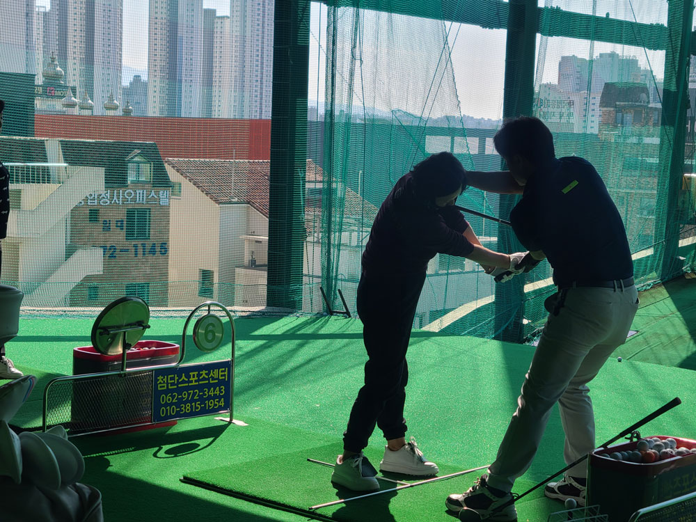 Proswing_Inc's tweet image. 광주 첨단스포츠 골프연습장
임프로님의 디테일한 스윙레슨~

proswing.kr
고객센터: 1899-6637
#골프레슨기구 제조 (주)프로스윙

#골프스윙교정 #드라이버스윙교정 #아이언스윙교정 #골프바디스윙교정 #골프레슨장비 #골프좌타교정기 #실내골프도구