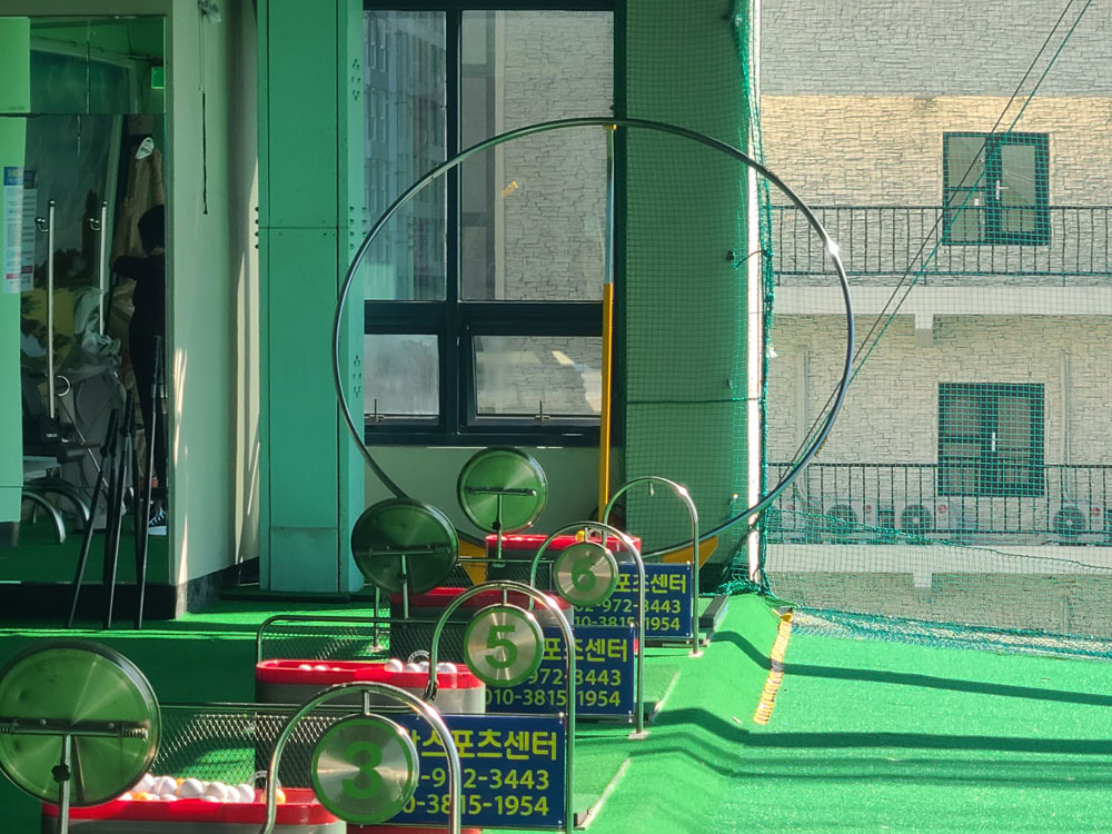 Proswing_Inc's tweet image. 광주 첨단스포츠 골프연습장
임프로님의 디테일한 스윙레슨~

proswing.kr
고객센터: 1899-6637
#골프레슨기구 제조 (주)프로스윙

#골프스윙교정 #드라이버스윙교정 #아이언스윙교정 #골프바디스윙교정 #골프레슨장비 #골프좌타교정기 #실내골프도구