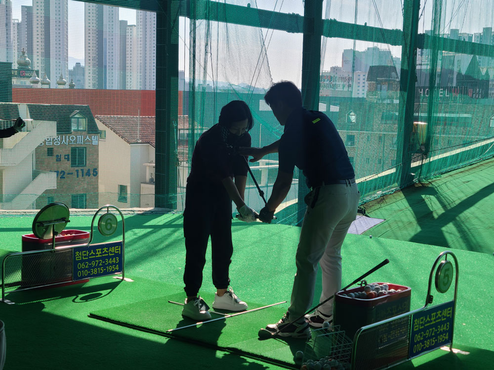 Proswing_Inc's tweet image. 광주 첨단스포츠 골프연습장
임프로님의 디테일한 스윙레슨~

proswing.kr
고객센터: 1899-6637
#골프레슨기구 제조 (주)프로스윙

#골프스윙교정 #드라이버스윙교정 #아이언스윙교정 #골프바디스윙교정 #골프레슨장비 #골프좌타교정기 #실내골프도구