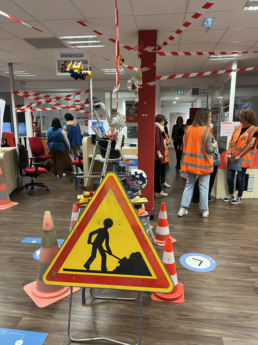 #TousMobilisés|📢Le chantier est ouvert ! 
 🚧Ce matin le Pole Emploi Angers Capucins se transforme en Chantier Ephémère 🚧 
🔍 Découverte des métiers 
🎯Recrutement et échanges avec des professionnels
✅Le secteur du  BTP forme et recrute