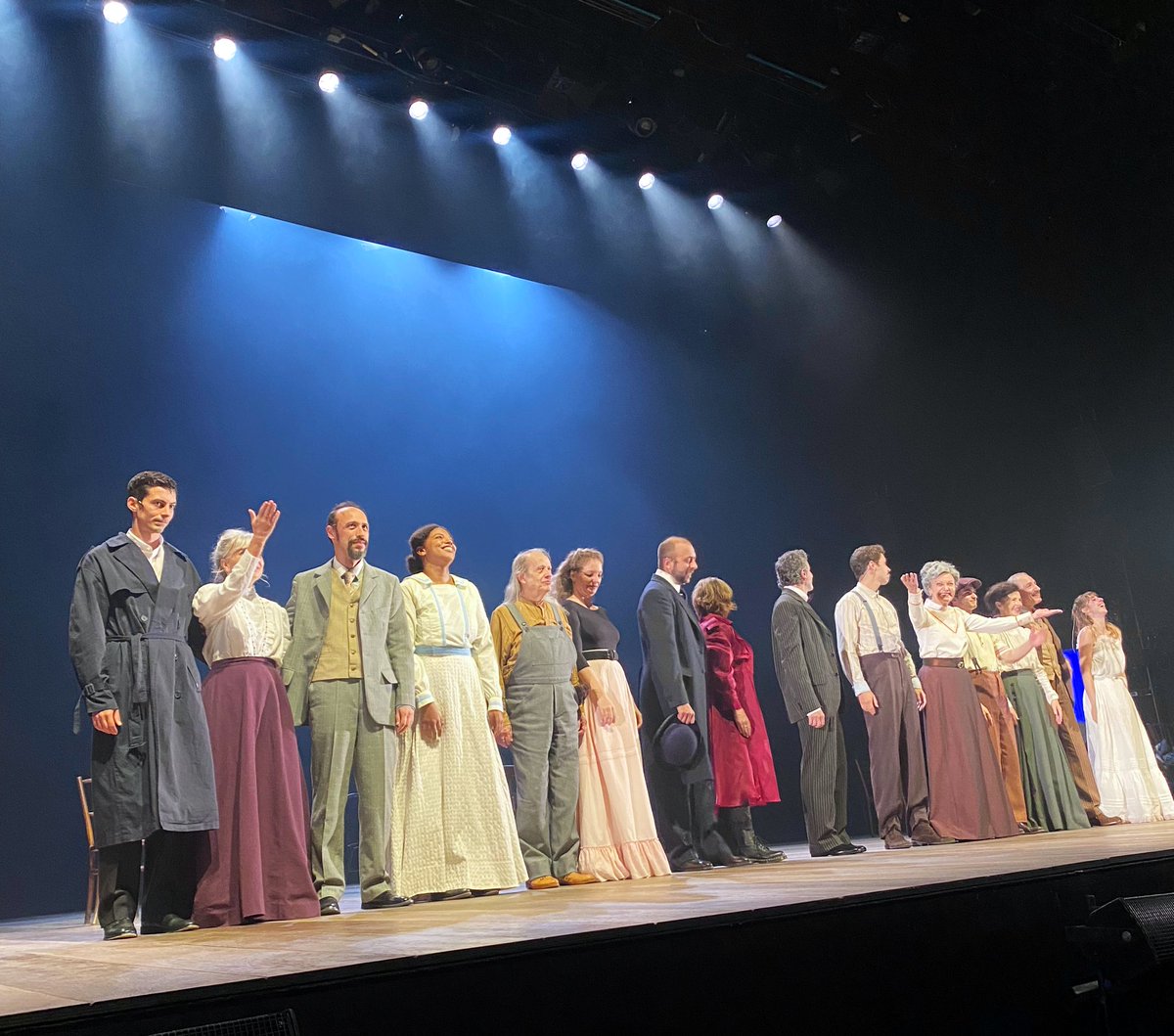 “La nostra ciutat” al <a href="/teatrelliure/">Teatre Lliure</a>. Neixem, creixem, ens enamorem, ens ajuntem i morim.
🎤Com canta <a href="/PauVallve/">PAU VALLVÉ</a>: “I és així,
feliç i trist. Som com troncs baixant pel riu. Però és bonic. I, si tens amics, fins i tot pot ser divertit”.
