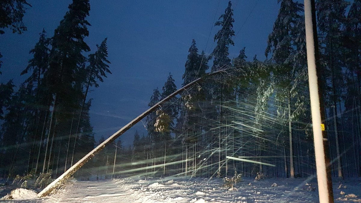 OSSahko's tweet image. Puuskainen tuuli on kaatanut puita sähköjohdoille, ja alueellamme on useita sähkökatkoja. Viankorjaus on käynnissä ja pyrimme palauttamaan sähköt kaikille asiakkaillemme mahdollisimman pian. Lue lisää: bit.ly/3rRggub