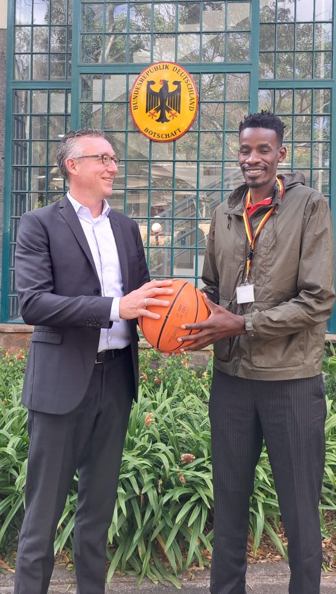 Pleasure to welcome Tylor Ongwae from #Eldoret this morning at GER Embassy. He will soon move to 🇩🇪 to pursue his professional basketball 🏀⛹️‍♂️⛹️🏿‍♂️carreer. We wish him all the best! Tunakutakia kila la heri 👍🏿👍!