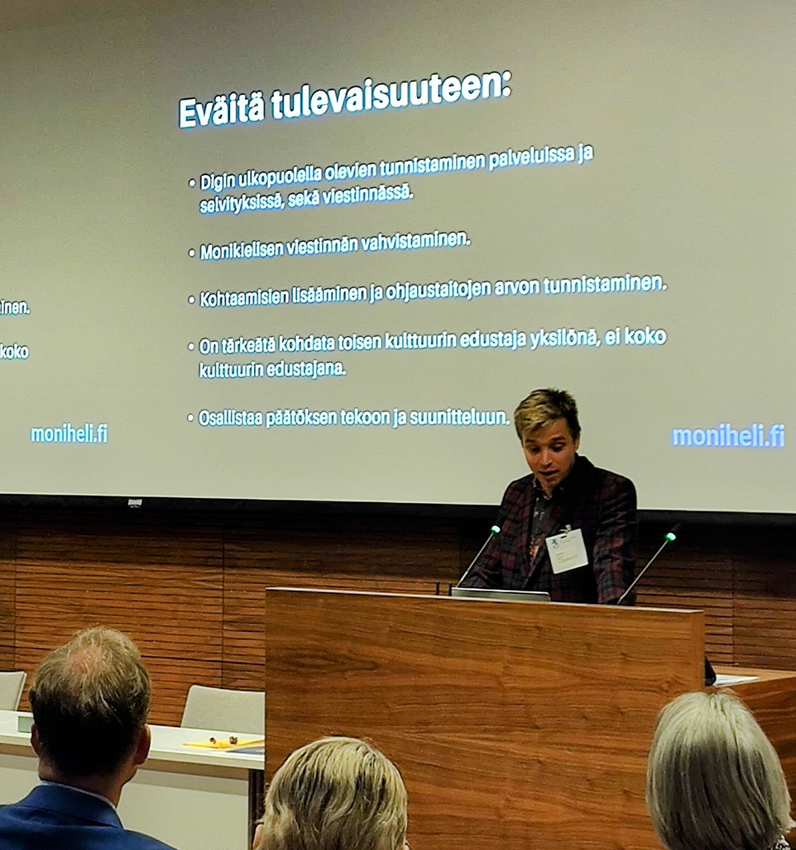 Projektipäällikkö @kuosti <a href="/MoniheliRy/">Moniheli ry</a> muistutti, että maahanmuuttaneiden luottamusta yhteiskuntaan rakennetaan mm. kohtaamalla ihmiset yksilöinä ja osallistamalla heitä päätösten tekoon ja suunnitteluun. #sotepol <a href="/SOSTE10/">SOSTE Suomen sosiaali ja terveys ry</a>