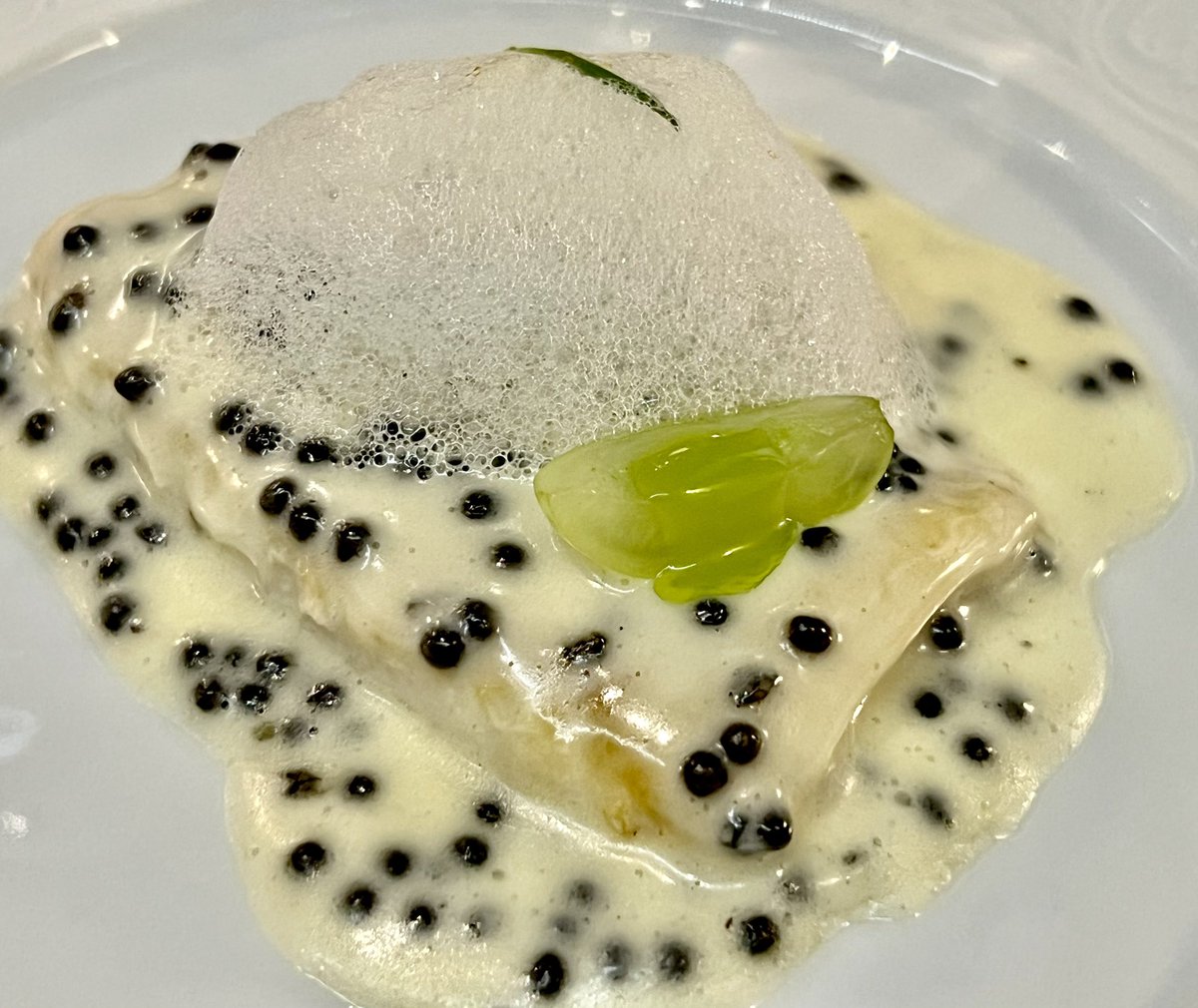 JCCapel's tweet photo. Detrás de @mont_bar, que no es un bar aunque lo parezca, se encuentran Ivan Castro, propietario, y @franag87, que ejerció de jefe de cocina junto a Albert Adrià en Tickets. Alta cocina en un bar, con suculentas tapas y mini raciones. https://t.co/tysNwcmVwY https://t.co/uXnXqUYpzQ