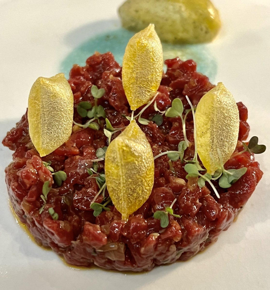 JCCapel's tweet photo. Detrás de @mont_bar, que no es un bar aunque lo parezca, se encuentran Ivan Castro, propietario, y @franag87, que ejerció de jefe de cocina junto a Albert Adrià en Tickets. Alta cocina en un bar, con suculentas tapas y mini raciones. https://t.co/tysNwcmVwY https://t.co/uXnXqUYpzQ
