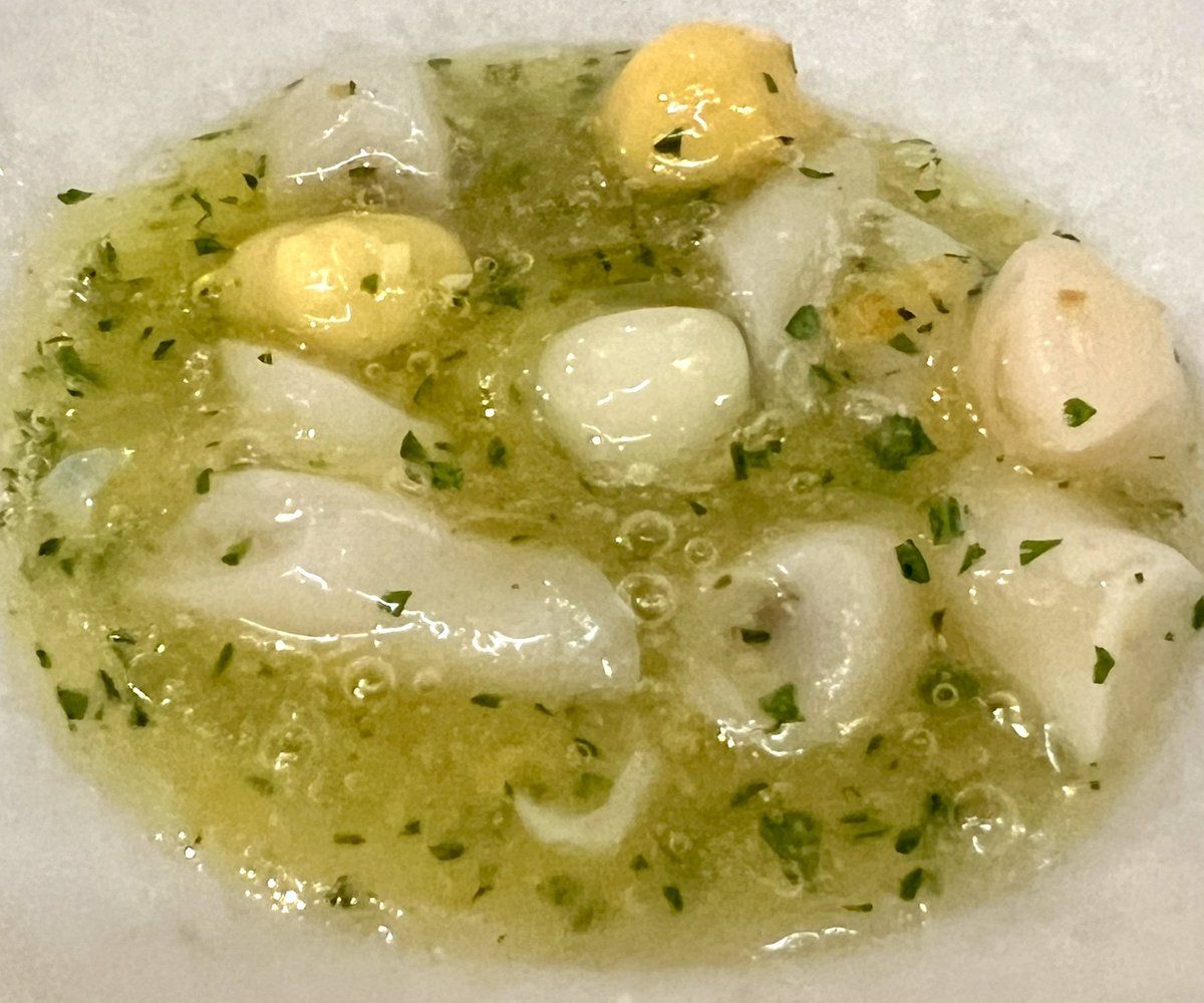 Detrás de <a href="/mont_bar/">Mont Bar</a>, que no es un bar aunque lo parezca, se encuentran Ivan Castro, propietario, y <a href="/franag87/">Fran Agudo Redondo</a>, que ejerció de jefe de cocina junto a Albert Adrià en Tickets. Alta cocina en un bar, con suculentas tapas y mini raciones. elpais.com/gastronomia/re…