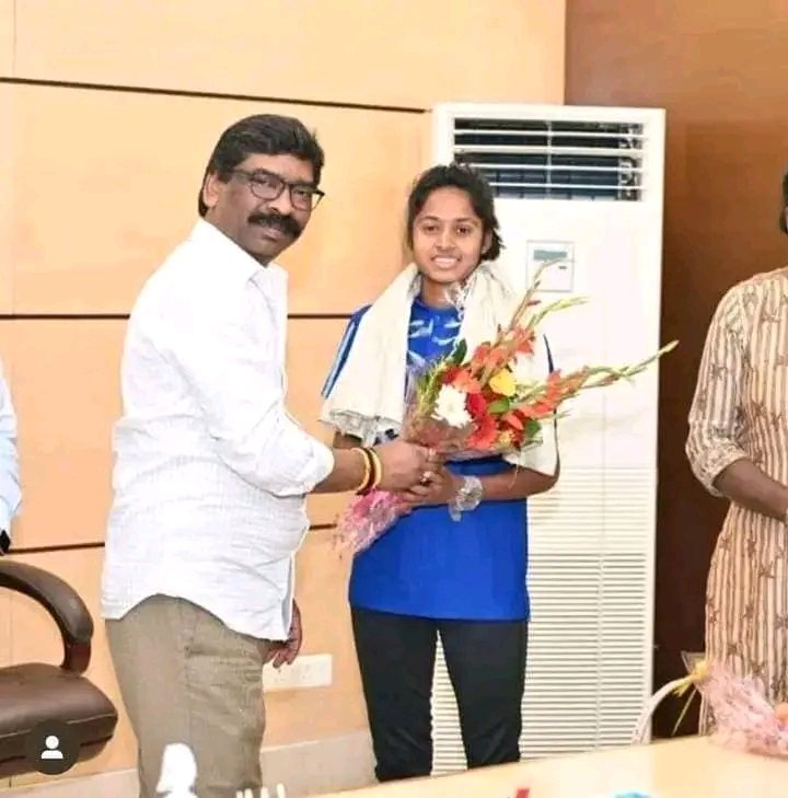 Deep_ikaa_'s tweet photo. FIFA U-17 World Cup Womens 2022 में Indian Football team में #अनीता_महतो  भी शामिल थी और मैच भी खेली थी
झारखंड के साथ साथ पुरे देश का मान बढ़ाया था तो झारखंड सरकार प्रोत्साहन राशी से वंचित क्यू कर रही है
 #Give_cashprize_to_anitakumari
@HemantSorenJMM 
@SudeshMahtoAJSU https://t.co/C4aCbIebAI