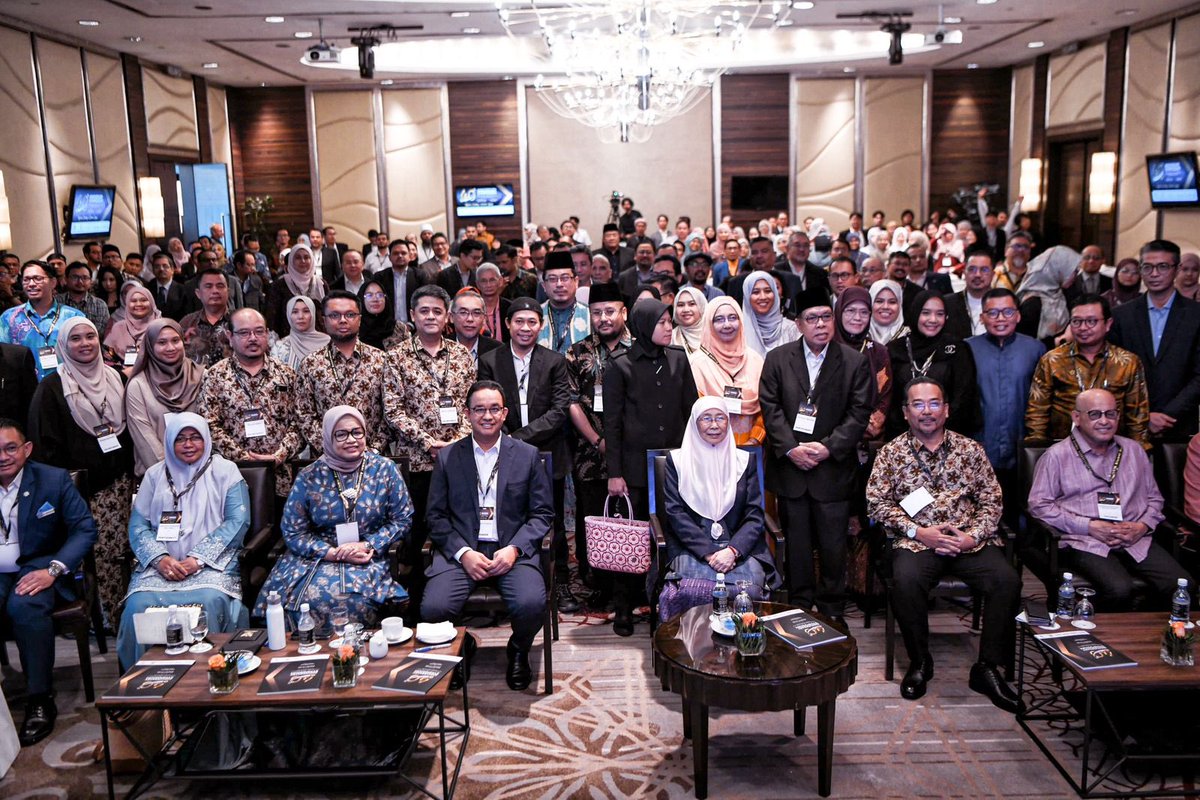 Berbagi gagasan pada 40th Anniversary Simposium by International Islamic University Alumni Association di Kuala Lumpur, Malaysia.

Di dunia yang beragam, di mana budaya dan agama bertemu, universitas Islam memiliki peran yang krusial. Dia harus menjadi jembatan dialog. Tidak