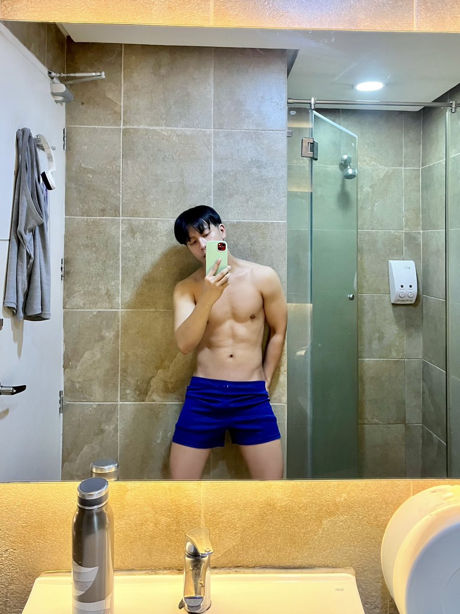 potchy_pieeeee's tweet photo. Mirror selfie bago na-stuck sa cr ng gym 😅 https://t.co/PfodSNkkie