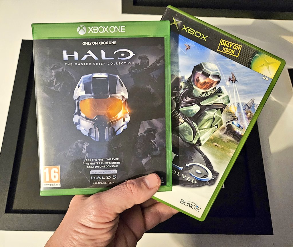 RetroFramesCo's tweet photo. LET'S DO THIS!!! Starting the day by framing 2 Halo games and drinking coffee!
#halo #Xbox #HaloInfinite #gamer #famedgame #masterchief #XboxGamePass #fps #gameart #Wallart #XboxSeriesX #retro #retrogames #retroframes https://t.co/ekrSh8ZgWm