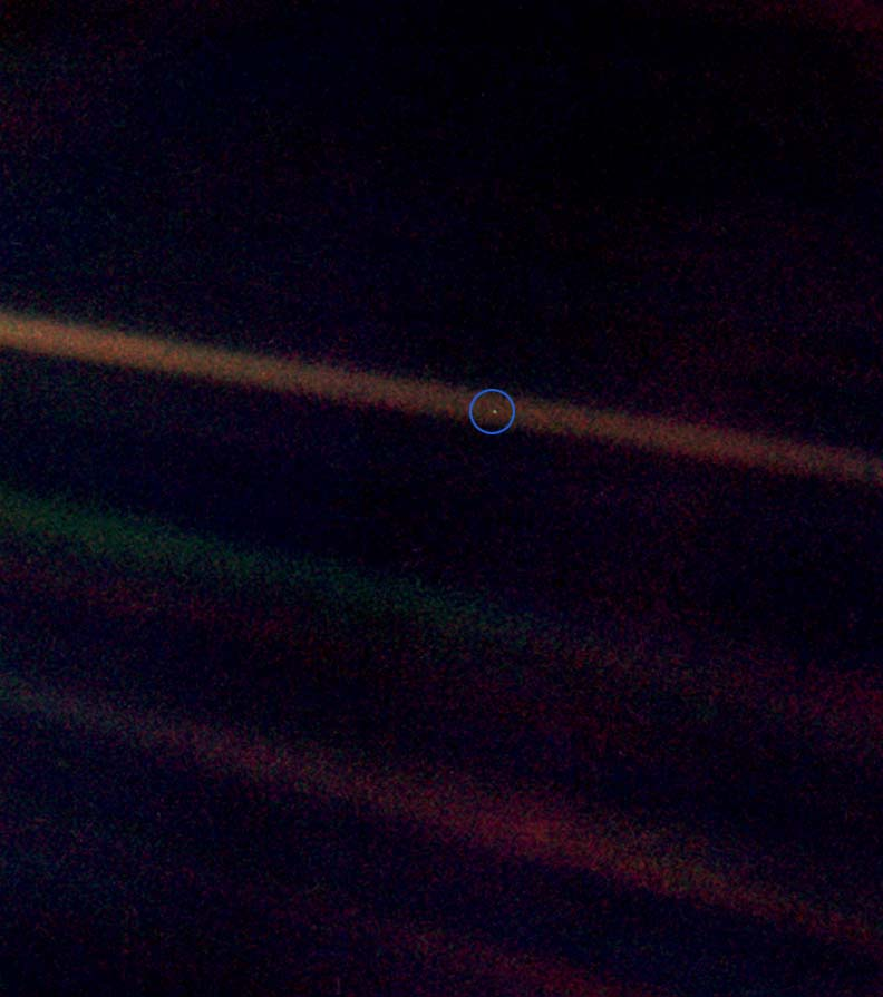 J'ai envie de partager ce texte de Carl Sagan, publié avec cette image de la Terre vue à une distance de 6 milliards de kilomètres par la sonde Voyager. Texte de 1990, malheureusement toujours d’actualité. Notre Terre est juste ce petit point bleu pâle, "Pale Blue dot"
Thread👇