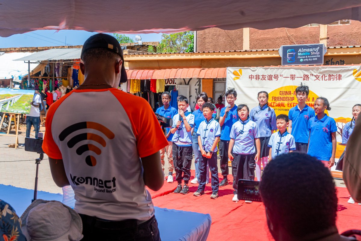 KonnectInternet's tweet photo. Friendship in one picture
#urafikiwamilele
#CGTNKiswahili
#konnectbeyondlimit
#konnectinternet
#ChinaAfricaFriendshipTrain
#BeltandRoadInitiative #CRI https://t.co/nJfbIQasj1