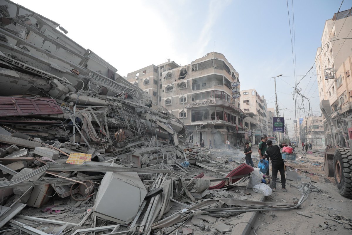 Situación humanitaria en 📍#Gaza 

🔺 Casi 220.000 personas refugiadas en 92 de nuestras escuelas

🔺 Al menos 340.000 palestinos han tenido que huir de sus hogares por los bombardeos

🔺 Se avecina una crisis de agua.