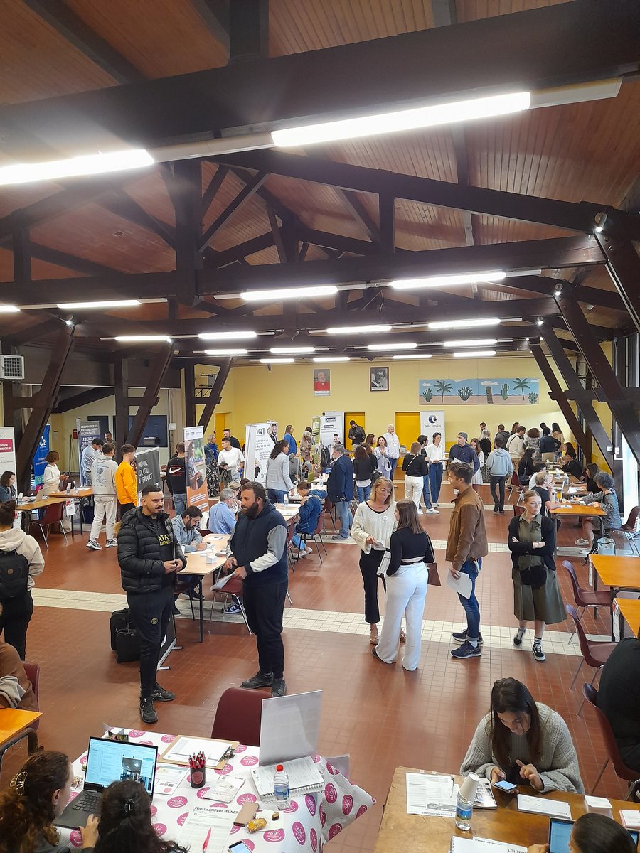 [#1Jeune1Solution] C'est parti pour le Forum Emploi #jeunes du #GrandDax avec des entreprises et Organismes de Formation de différents secteurs d'activites. Un tremplin pour les #jeunes sans #emploi ni formation #AvecPôleEmploi