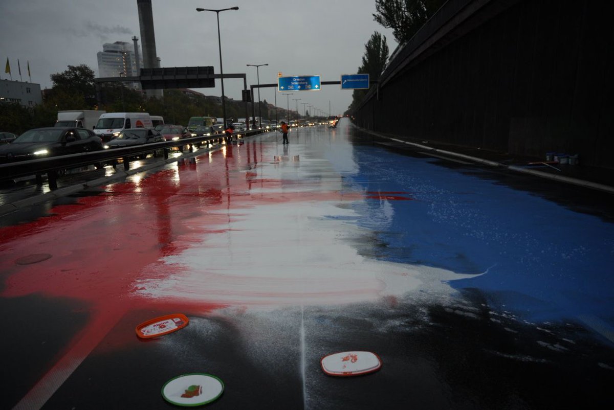 🇳🇱 Erfolg im Kampf gegen fossile Subventionen

Heute Morgen leuchtet die A100 auf Höhe des Kurfürstendamms in den Nationalfarben der Niederlande.

Nach 27 Protest-Tagen in Den Haag stimmte das Parlament am Dienstag dafür, die fossilen Subventionen in Höhe von 41 Mrd. zu beenden.