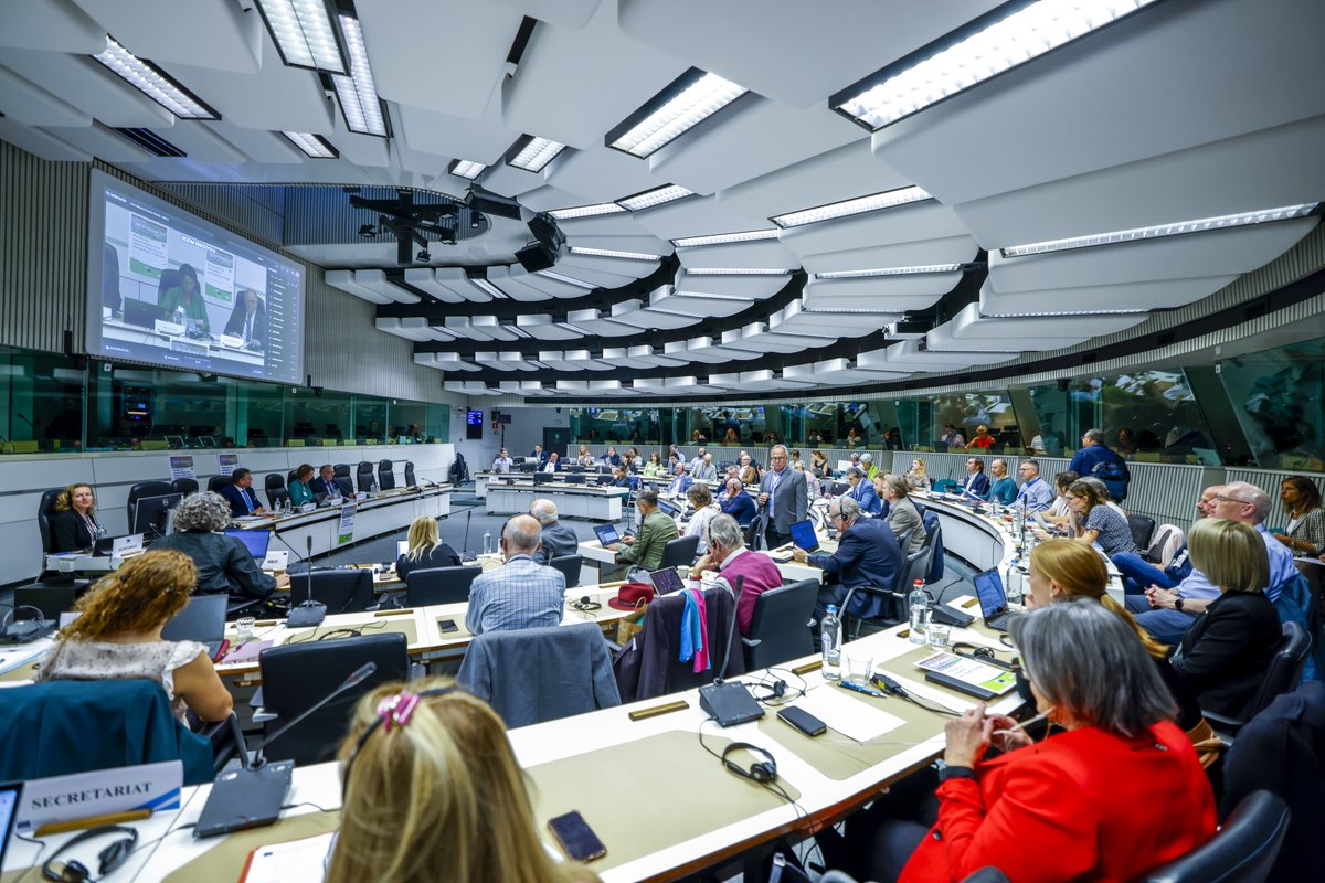 MarosSefcovic's tweet photo. We are all consumers & can play an active role in the #greentransition making environmentally sustainable consumption choices in our everyday lives.
This is why my first #greendialogue focused on empowering consumers on #climatechange
↪️ https://t.co/nSbR6s5a4n
#EUGreenDeal https://t.co/PsFyWewL6E