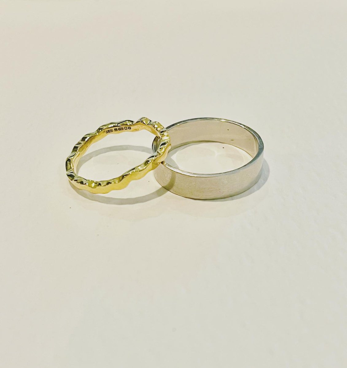 kuka_me's tweet photo. Going into the weekend with Wedding Bands
💒 
WIGGLY Gold Wedding Band (hers)
Platinum Matt Finish Wedding Band (his)

#weddingband #bespokeweddingrings #mensweddingring #jewelry #platinum #platinumring #gold https://t.co/weNrj9U3mF