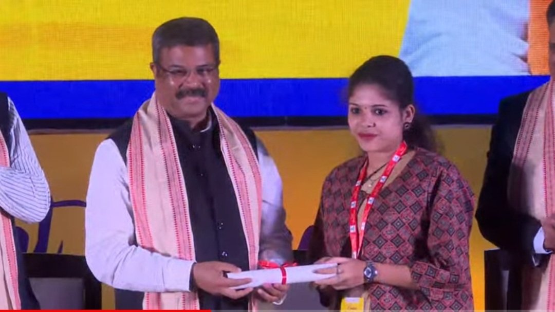 itiwcalicut's tweet photo. Kum. Silpadas M, COPA National Topper(AITT-2023) receiving award from Hon: Minister for Education, Labour&amp;Skills Sri. Dharmendra Pradhan. at AICTE auditorium New Delhi. On 12-10-2023 https://t.co/sbRgLV5vbX
