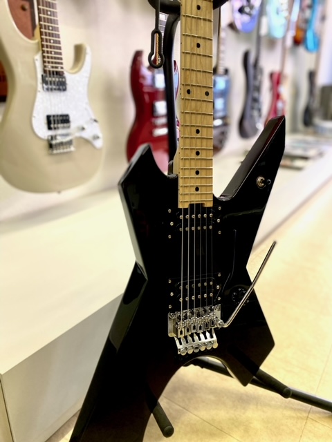 Koeido_Gakkiten's tweet image. コストパフォーマンスに優れたKiller KG-Exploder SEが入荷！アルダーボディにハードメイプルネック。見た目以上に弾きやすい1本です！
item.rakuten.co.jp/koeido/4811938…
#killerguitars #exploder #エクスプローダー #変形ギター #高崎晃