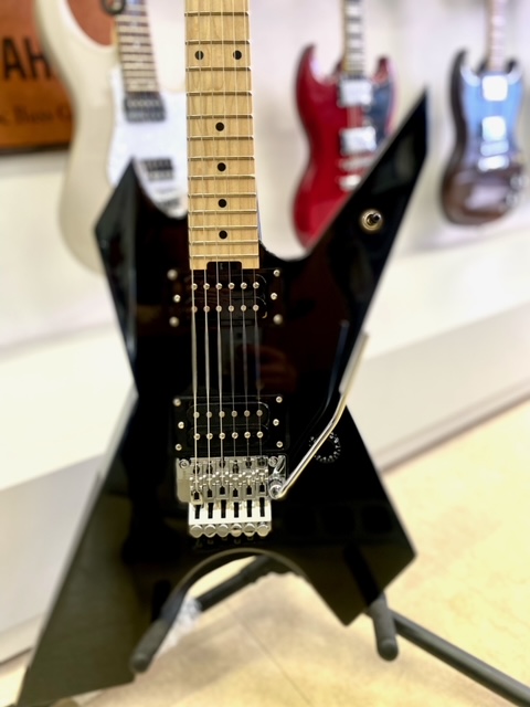 Koeido_Gakkiten's tweet image. コストパフォーマンスに優れたKiller KG-Exploder SEが入荷！アルダーボディにハードメイプルネック。見た目以上に弾きやすい1本です！
item.rakuten.co.jp/koeido/4811938…
#killerguitars #exploder #エクスプローダー #変形ギター #高崎晃