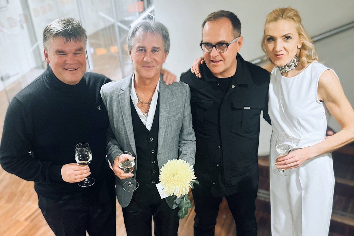 MicRec's tweet photo. Ulda Marhileviča un Guntara Rača dziesmu cikls korim un solistiem turpina Latvijas kloncertu sēriju, un pēc 3 veiksmīgi aizvadītiem koncertiem, jau nākamnedēļ viesosies Jelgavā (17.10) un Rīgā (18.10), tad Rēzeknē un un Valmierā. Biļetes: https://t.co/1X8O1XuwQf https://t.co/yeIBHfDP0P