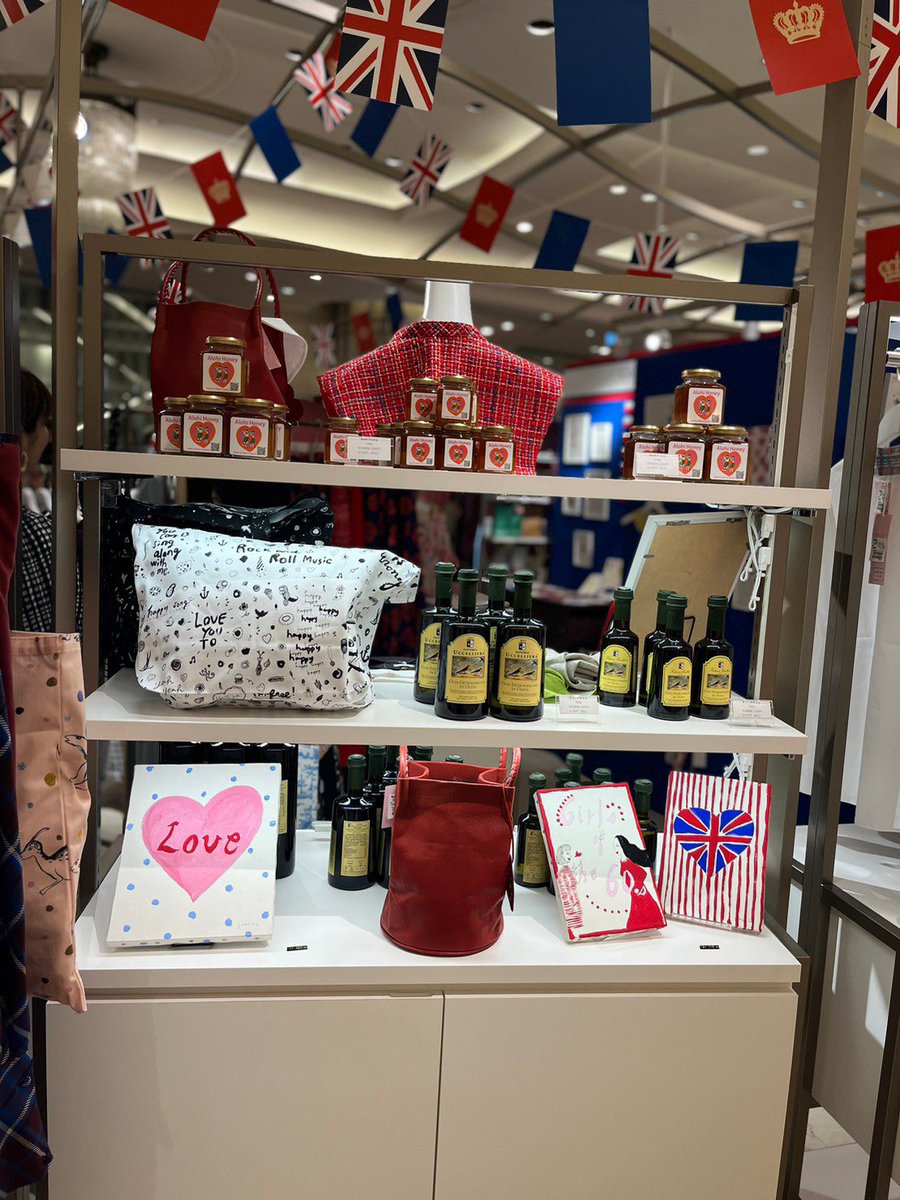 うめだ阪急ポップアップショップが2週間限定オープン！S for Shokoのお洋服、アフタヌーンティー柄スカーフの新色、付け襟と専用のブラウス「Amitié」、話題の音楽付きハチミツやオリーブオイルも関西初発売！SHOKO描き下ろしの絵画も🎨✨お洒落や食が楽しい秋をお楽しみ下さい。