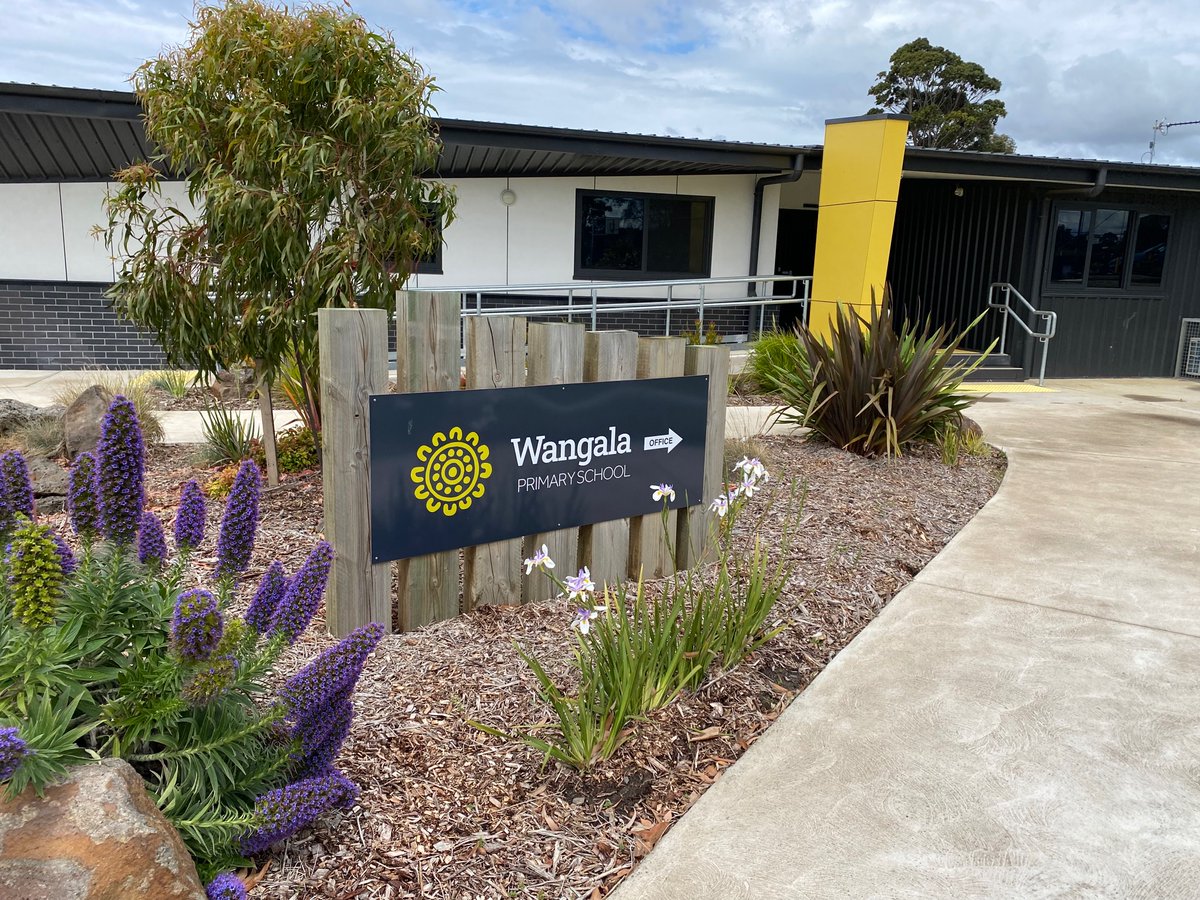 BronRyrieJones's tweet image. Great to commence a coaching collaboration w four wonderful schools today! Looking forward to challenging and rewarding work w Wangala, Newcomb, St Leonard’s and Whittington Primary Schools in 2024. #responsiveteaching @rachabuck ✨