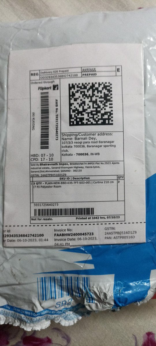 debashis86dey's tweet photo. @Flipkart  could you please have a look into my issue where i have ordered 3 quantities of door curtains but only one quantity has been delivered. But in the order details it is showing all delivered. Pics as shown https://t.co/Kz4RKUvFit