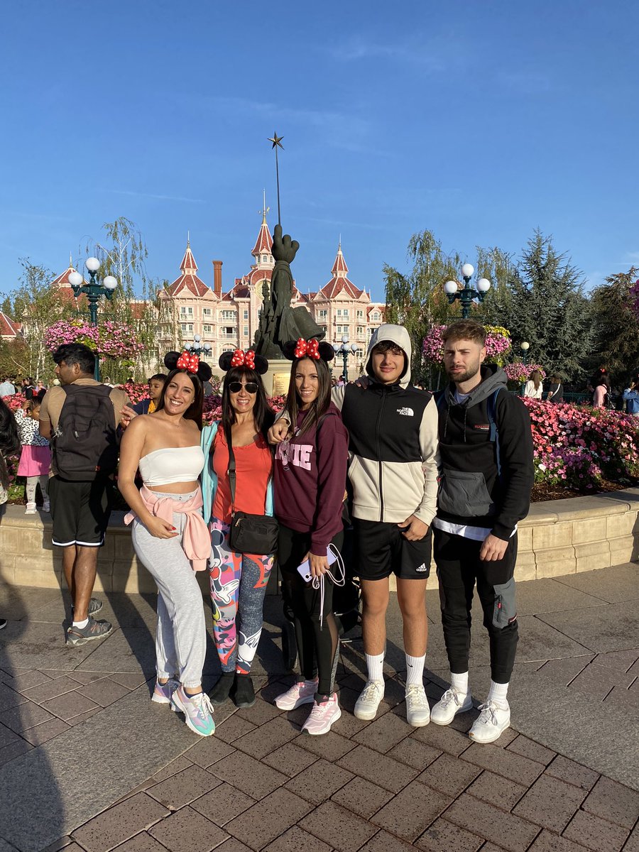 Marinafdz17's tweet photo. Mi lugar favorito con mis personas favoritas ❤️✨🎢✨ https://t.co/GyXkPVxT8l