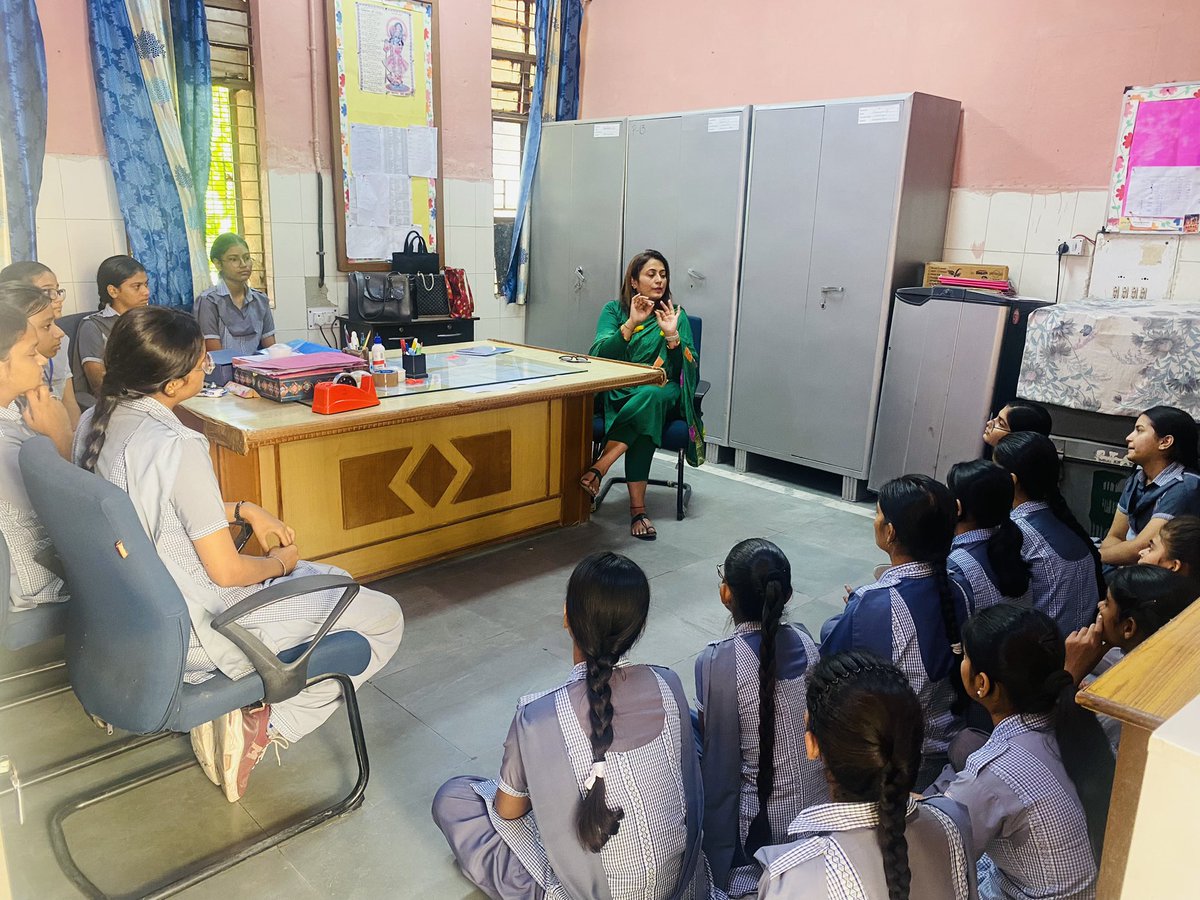 RituPuri22's tweet image. #Businessblasters is the practical component of the #EMC curriculum in #DelhiGovtSchools .
Students get seed money to put their ideas into practice.
Had an enriching discussion with the participating teams and their guide teachers in @agskv1618018
Students are roaring to go