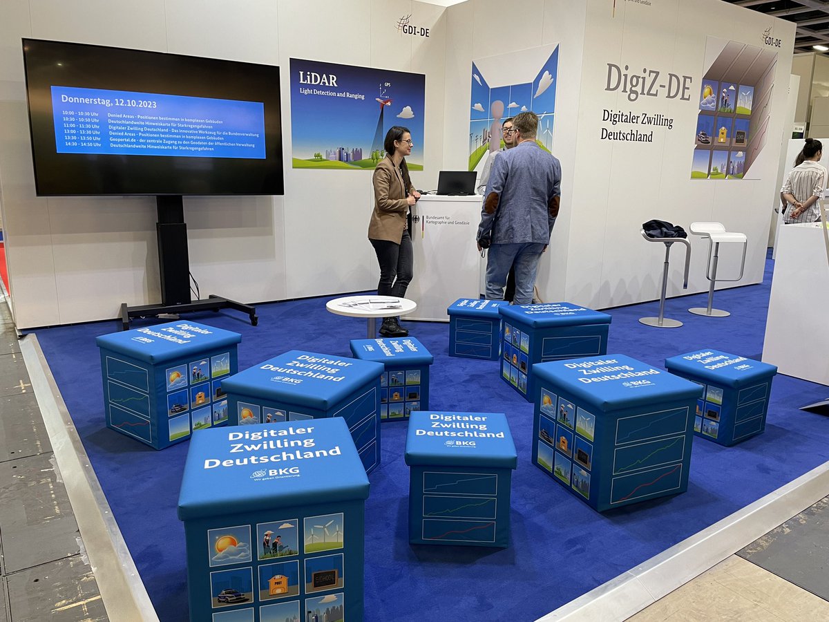 BKG_Bund's tweet photo. 😊 Dritter Tag auf der #Intergeo2023.
📍 Wir sehen uns in Halle 3.2 an Stand B3.036.
📢 Hier informieren wir sie zu den Themen #DigitalerZwilling Deutschland und #Starkregen.
🤝 Wir freuen uns auf ihren Besuch!
#3D #INTERGEO #INTERGEO23 https://t.co/3bq5VBG7yR