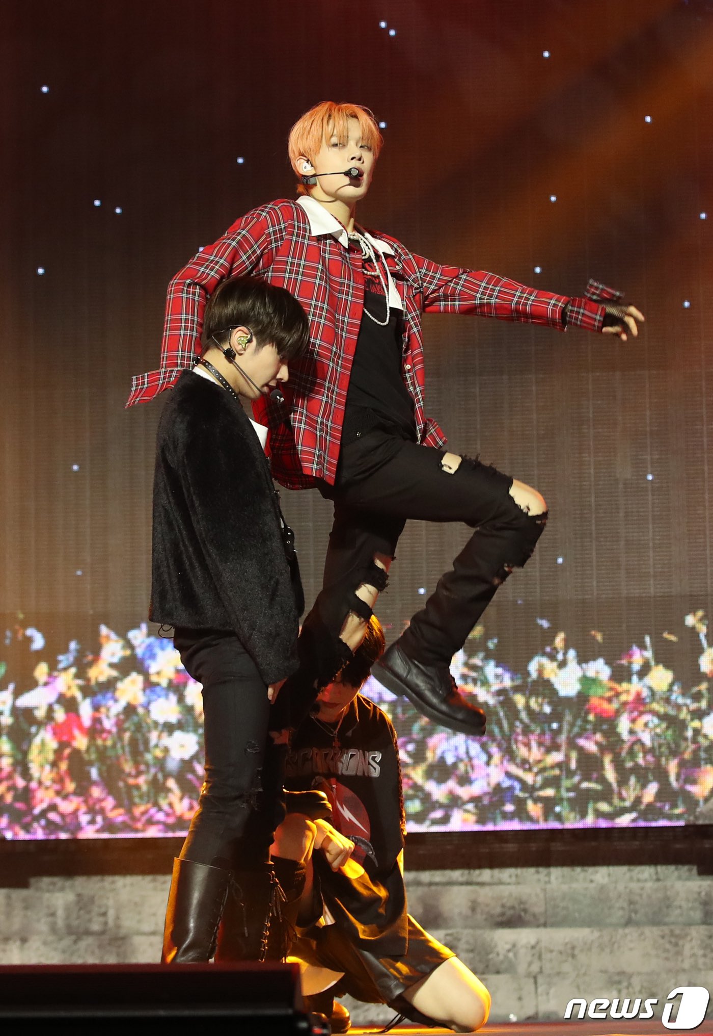 F8ORca-bYAA2WHb?format=jpg&name=large